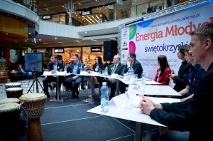 Debata samorządowców z młodzieżą podczas konferencji "Energia Młodych- świętokrzyskie" w Galerii Korona w Kielcach. 27 maja 2013.